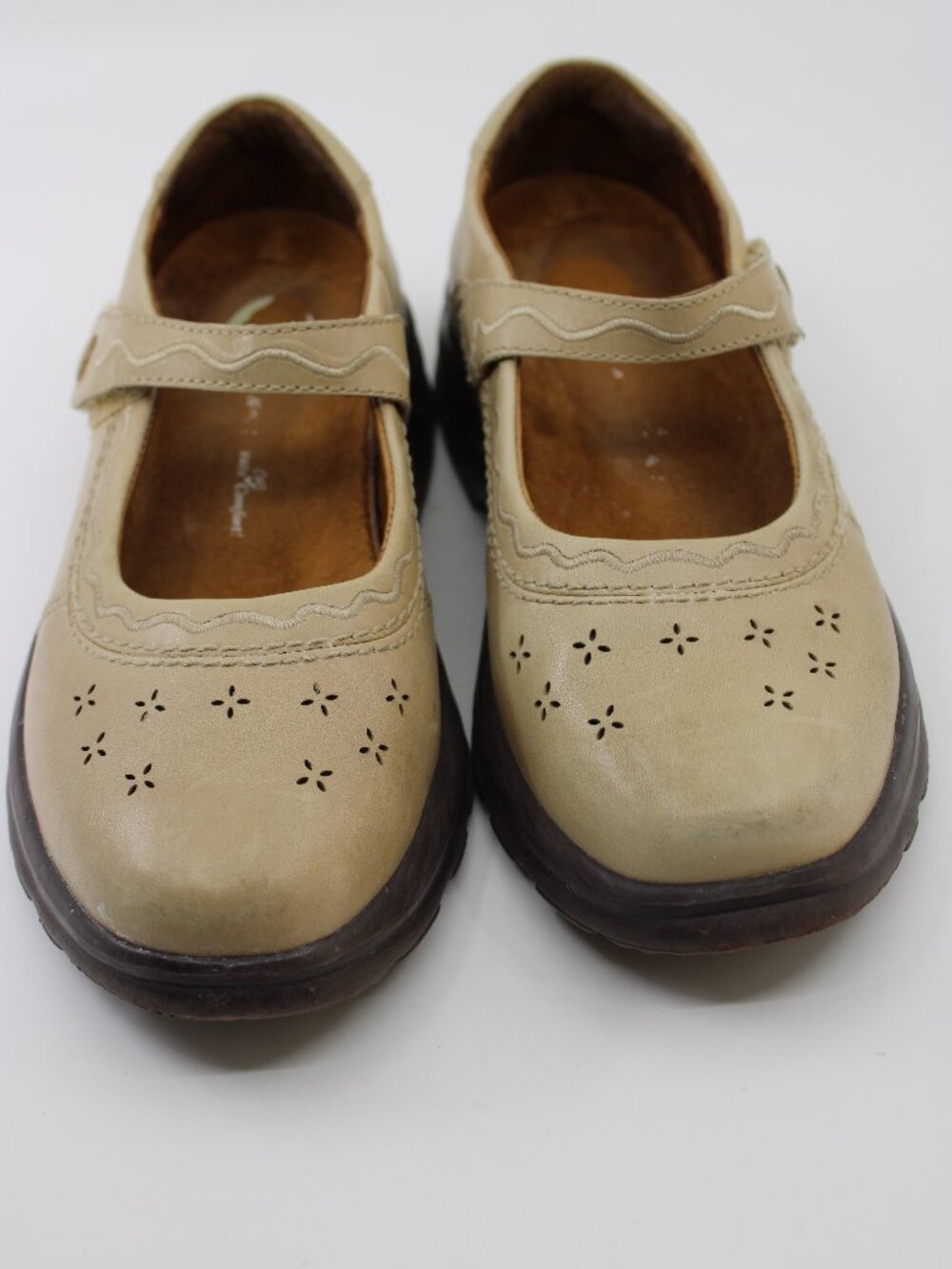 The Dr Comfort Girls Shoes in Beige Leather SZ 5.5M Hoop & Loop Cushion